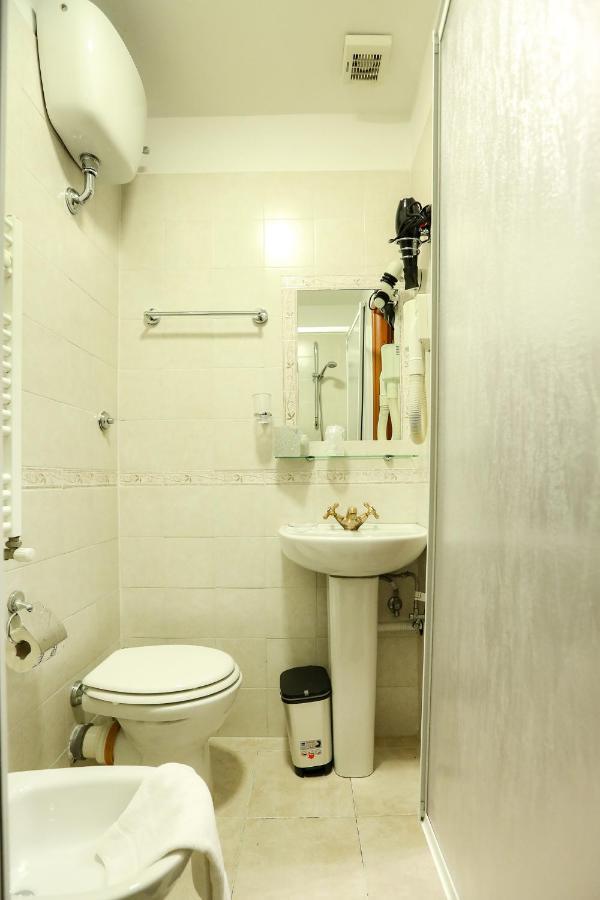 Lydka Domus Hotel โรม ภายนอก รูปภาพ
